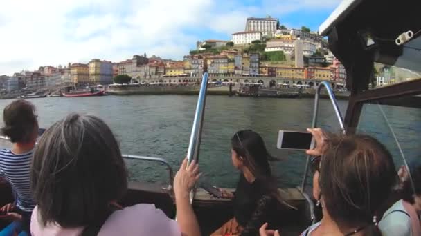 RIBEIRA DE PORTO DE UM Barco NO DOURO RIVER COM PESSOAS — Vídeo de Stock