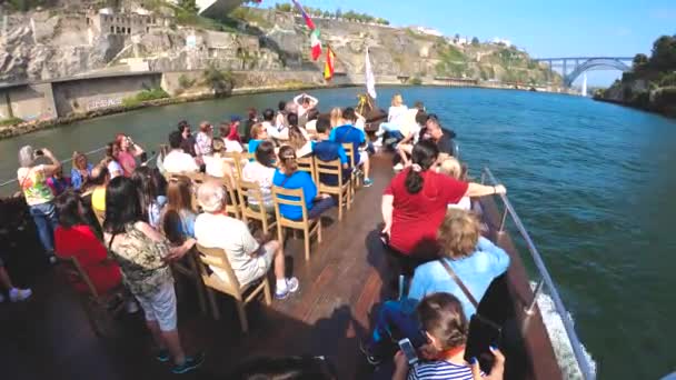 Ember A hajó, a Douro-folyón — Stock videók