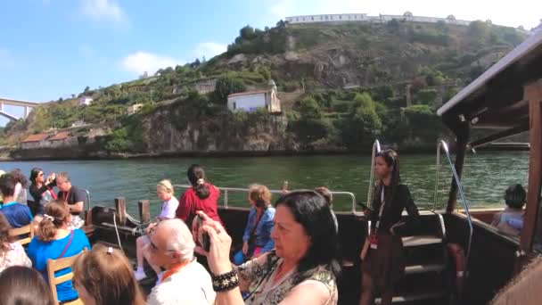 Mensen In A boot over de Douro-rivier — Stockvideo