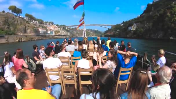 Lidé v A lodí přes řeku Douro — Stock video