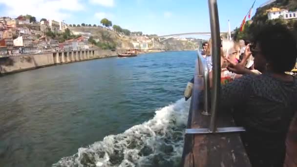 O rio DOURO e um barco enquanto uma mulher toma uma FOTO — Vídeo de Stock