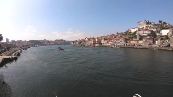 DOURO RIVER E UNA BARCA — Video Stock