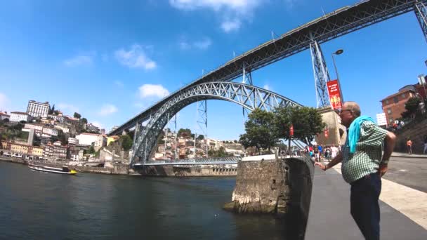 LUIS I PUENTE DOURO RÍO UN HOMBRE Y EL COCHE TROLLEY — Vídeos de Stock