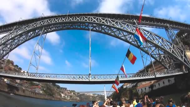 Туристи на човні через річку Дору і Луїса я міст від порту, Португалія — стокове відео