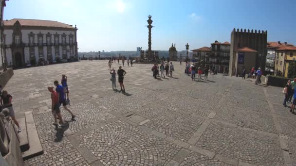 Toeristische in de buurt van de kathedraal van Porto, Portugal — Stockvideo