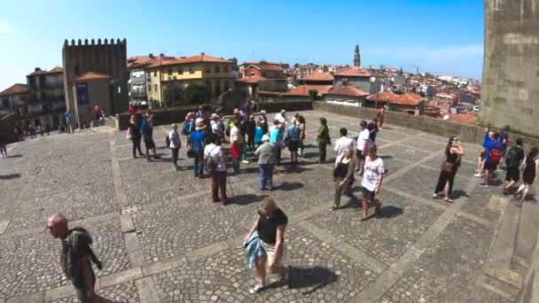 Turystycznych w pobliżu Katedra w Porto, Portugalia — Wideo stockowe
