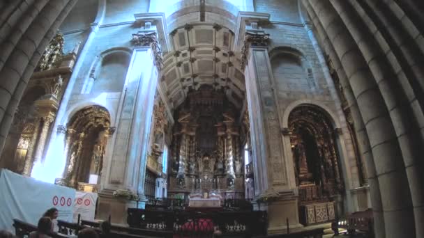 Εσωτερικό του καθεδρικού ναού του Πόρτο με ανθρώπους, Πορτογαλία — Αρχείο Βίντεο