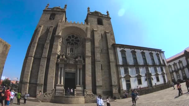 OUTSIDE OF CATHEDRAL OF PORTO WITH PEOPLE, PORTUGAL — Stock Video
