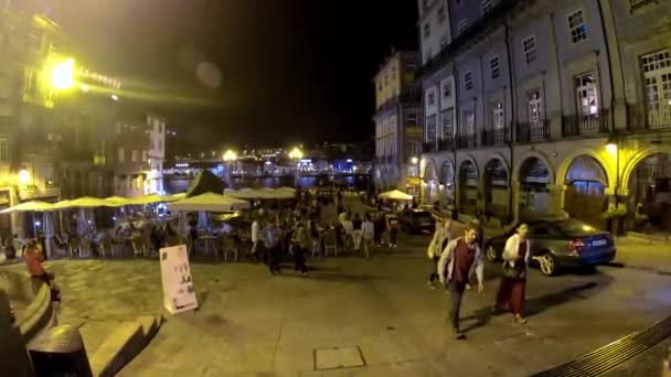 CUADRADO EN LA NOCHE CERCA DEL RÍO DOURO CON LA GENTE DE PORTO, PORTUGAL — Vídeo de stock