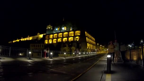 Trolley auto passerende Luis ik brug 's nachts, Porto, Portugal — Stockvideo