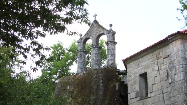 白い空 ペドロ ロカス ガリシアの十字の岩 — ストック動画