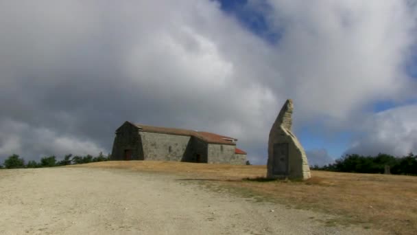 Ein Altes Kloster Mit Wolken Hintergrund Die Sich Schnell Bewegen — Stockvideo