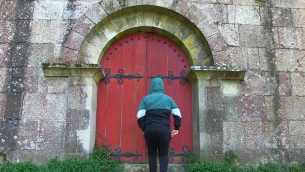 Hombre Entrando Una Vieja Puerta Roja — Vídeos de Stock