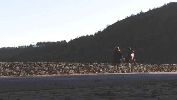 Couple Berbicara Mountain — Stok Video