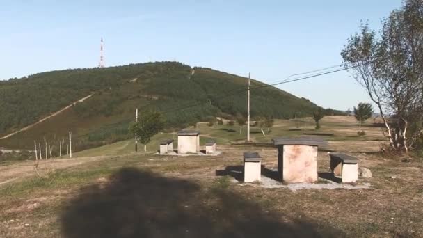 Bancos Piedra Montaña Con Antena Comunicación — Vídeo de stock