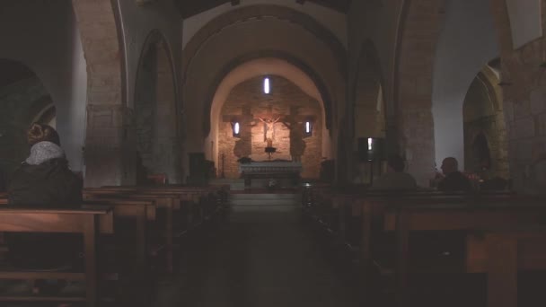 Interior Una Iglesia Con Gente Orando — Vídeo de stock