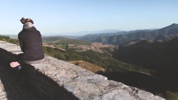 Ženská Watching Pedrafita Cebreiro Mountain — Stock video