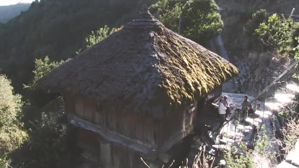 Casa Con Thatch Personas Que Hablan Desde Pedrafita Cebreiro — Vídeo de stock