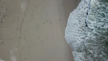 Robot denize girmeden mavi dalgalar