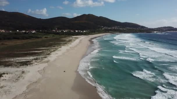 Vuela Sobre Playa Ondulantes Olas Del Día — Vídeo de stock