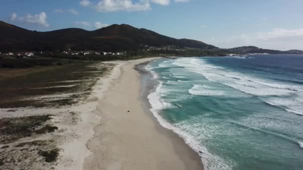 Zumbido Entrando Las Olas Azules Del Mar — Vídeo de stock