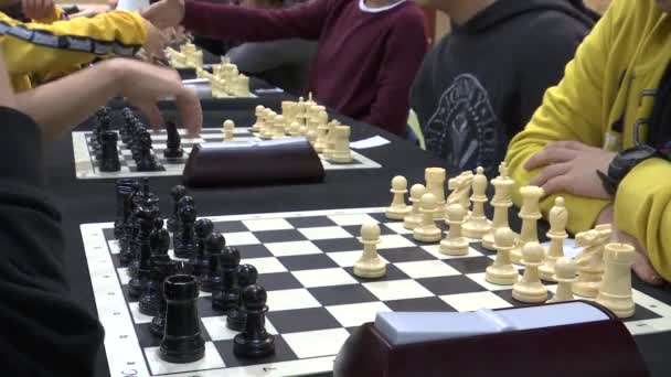Діти починають грати в шахи — стокове відео