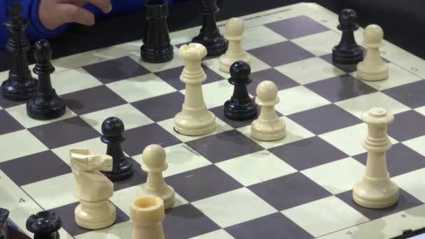 Kinder Spielen Schach — Stockvideo