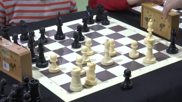 Εστιάζοντας Childs Χέρι Παίζοντας Σκάκι — Αρχείο Βίντεο