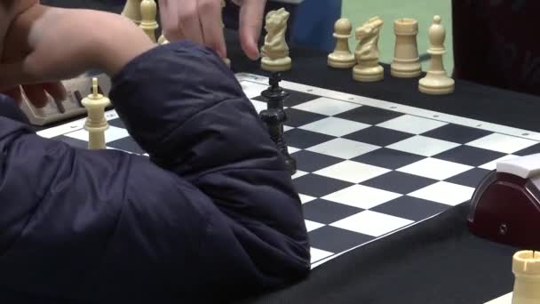 Παιδική Χέρι Παίζοντας Σκάκι — Αρχείο Βίντεο