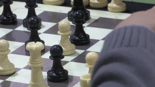 Kinder Beim Schachspielen Mittelpunkt — Stockvideo