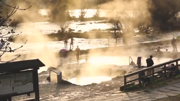 Mensen In Outariz warmwaterbronnen van Ourense — Stockvideo