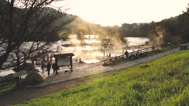 Mensen In Outariz warmwaterbronnen van Ourense — Stockvideo