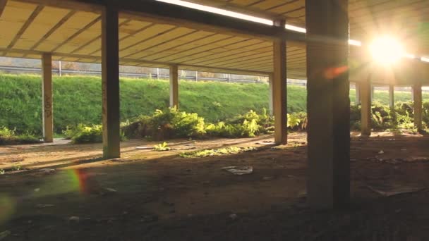 阳光下废弃的停车位 — 图库视频影像