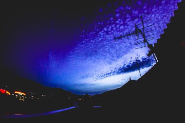 Mavi gökyüzü ile televizyon anteni