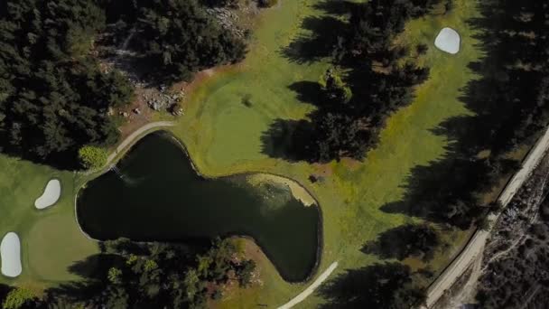 Letecký pohled na golfové hřiště — Stock video