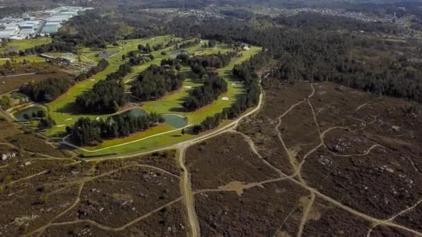 Luchtfoto uitzicht op golfbaan — Stockvideo