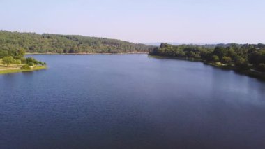 Bir Baraj Güneşli Gün Üzerinde Uçan