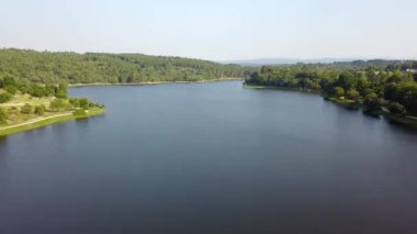 Bir Baraj Güneşli Gün Üzerinde Uçan