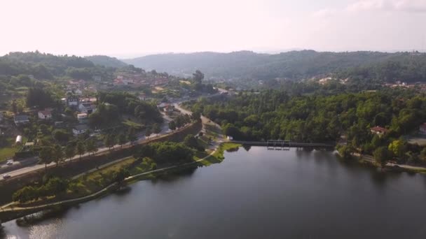 Létání nad přehradní slunným dnem — Stock video