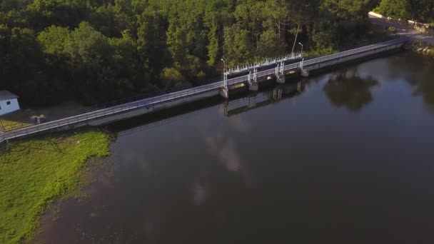 Vliegen over een dam zonnige dag — Stockvideo