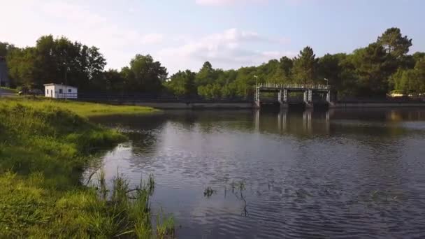 Vliegen over een dam zonnige dag — Stockvideo