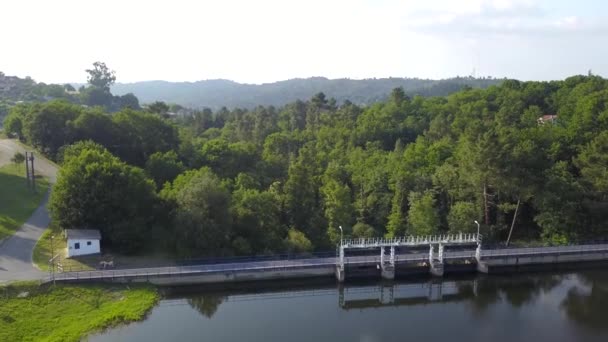 S'envoler au-dessus d'un barrage dimanche jour — Video