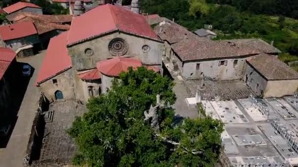 Luchtfoto van de kerk van Santa Maria (Allariz) — Stockvideo