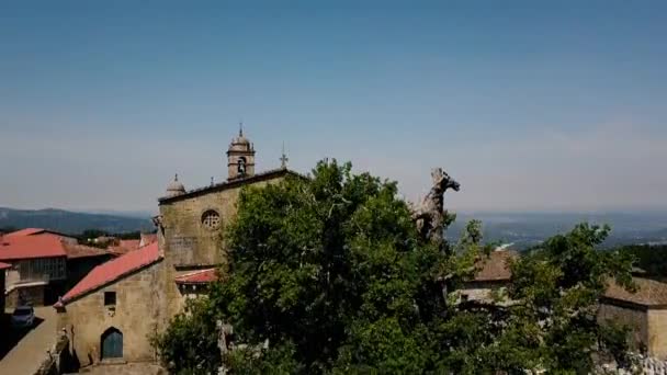 Luchtfoto van de kerk van Santa Maria (Allariz) — Stockvideo