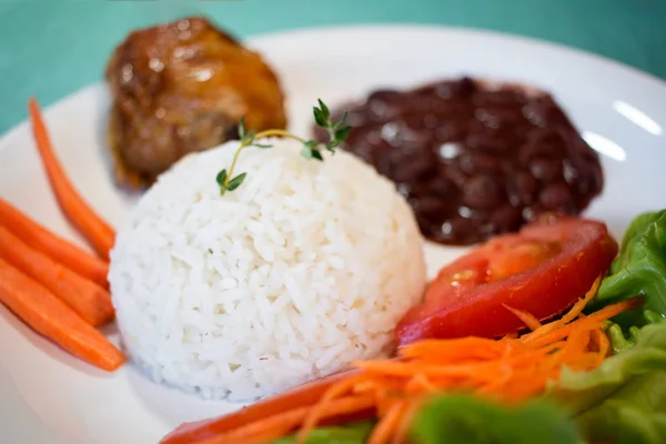 Brasileirinho - Brezilya fasulye pilav ile tipik çanak salata marul, domates ve havuç ve Kızartma tavuk ile yapılmış..