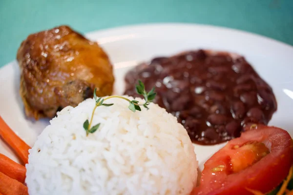 Brasileirinho Plato Típico Brasileño Frijoles Con Arroz Con Ensalada Lechuga —  Fotos de Stock