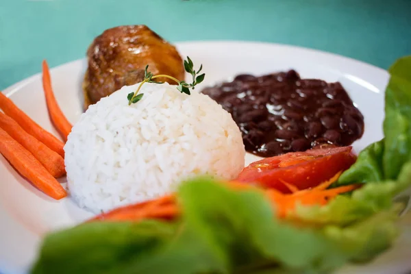 Brasileirinho - Brezilya fasulye pilav ile tipik çanak salata marul, domates ve havuç ve Kızartma tavuk ile yapılmış..