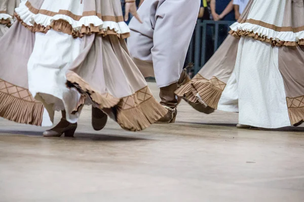 Gauchesque tipik dansçıların ayak.