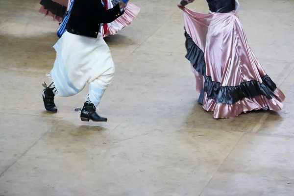 Gauchesque tipik dansçıların ayak.