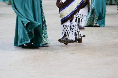 Gauchesque tipik dansçıların ayak.